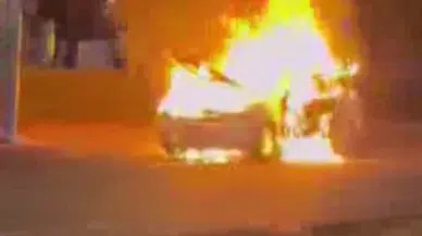 Alevler dakikalar içinde aracı yuttu... Diyarbakır’da seyir halindeki otomobil küle döndü!