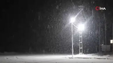 Karla mücadele başladı... Erzincan-Sivas karayolu kapandı!