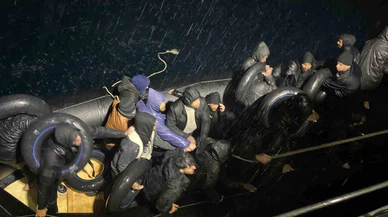 Zorlu hava koşullarında sürüklenen bot: 26 Göçmene nefes aldıran operasyon!