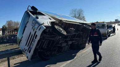 Direksiyon hakimiyeti gitti, kamyonet refüje park etti!