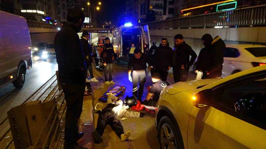 Alt geçitte hız felaketi getirdi: Motosikletli genç önce araca sonra bariyere çarptı!