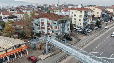 Üst geçit yıkıldı ama sorun yerinde kaldı... Evin içini gösteren geçit 1 metre uzağa taşındı!