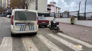 Bilecik'te yayaya yol verdi, kazaya karıştı: Motosiklet arkadan çarptı!