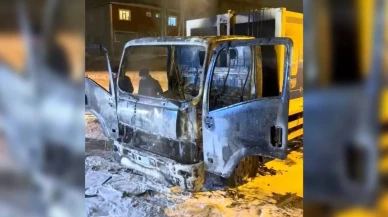 Van'da molotofkokteyli saldırı: Çöp toplama aracı alev alev yandı!