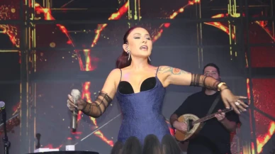 Hayranlarına "Bayram Hediyesi" Oldu: Melek Mosso Kıbrıs Konserinde Gözyaşlarını Tutamadı!