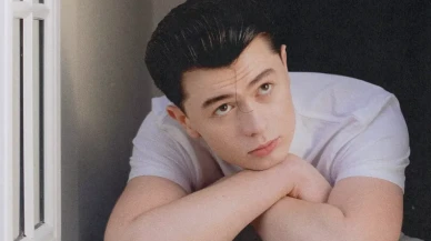 Retro Ruh Geri Döndü: "Gözlerimi Kapattım, Yalnızca Onu Düşledim…” Elliot Reay’den İtiraf Gibi Şarkı!