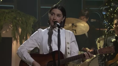 Taylor Swift'in Genç Versiyonu Ortaya Çıktı: Gracie Abrams SNL Sahnesinde Aşk Acısını Tüm Dünyaya Anlattı!