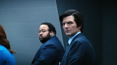 “Severance” Dizisinin Moda Sırrı: Ofis Şıklığında Yeni Akım!