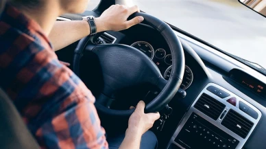 Ehliyet Skandalı! Sınavda Canlı Yayınla Kopya Çeken Kadın Suçüstü Yakalandı