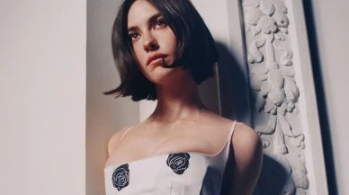 Gen Z’nin Yeni İdolü Gracie Abrams Billboard Kapağında Göz Kamaştırdı: Taylor Swift’ten Öğrendiklerimle Yükseliyorum!