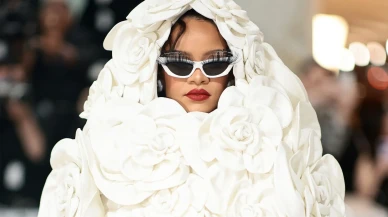 25 Kiloluk Elbise, Papa Kıyafeti ve Daha Fazlası: Rihanna'nın En Efsanevi Met Gala Anları!