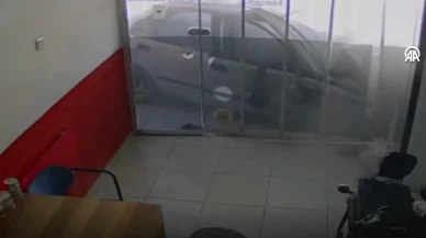Bursa İnegöl'de Dükkana Giren Otomobil Kameraya Böyle Yansıdı