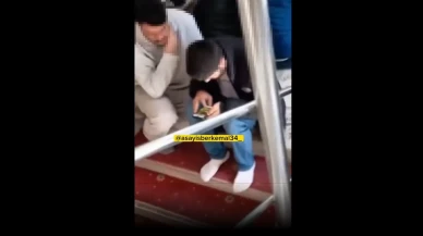 Cuma Namazı'nda Sanal Kumar Oynayan Gençler Böyle Görüntülendi