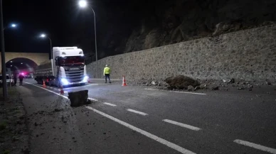 Yola Savrulan Kaya Kütleleri Korkuttu! Gümüşhane'de Heyelan Alarmı
