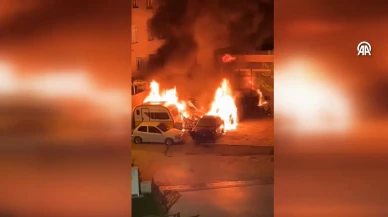 Tuzla Aydınlı Mahallesi'nde 4 Araç Nedeni Bilinmeyen Bir Şekilde Yandı: Olay Yerine Gelen İtfaiye Ekipleri Araçları Söndürdü