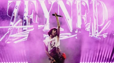 Zeynep Bastık Alaçatı’da Fırtına Gibi Esti! Festivalde Sürpriz Düet Gecesi