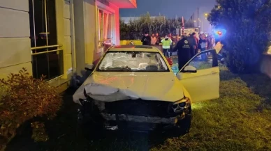 Ehliyetsiz Genç Ortalığı Savaş Alanına Çevirdi: Site Bahçesine Uçan Otomobil!