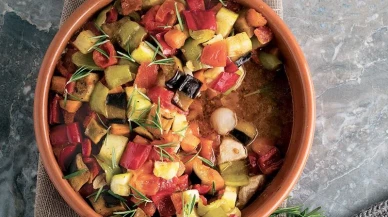 Kokusuyla Bile Karnınızı Acıktıracak: Tavuklu Sebzeli Güveç Tarifi