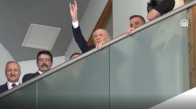 Devlet Bahçeli MHP Genel Merkezi'nde Partilileri Bozkurt İşaretiyle Selamladı