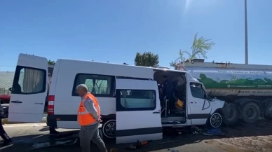 Turistleri Taşıyan Servis Minibüsü Sulama Tankerine Arkadan Çarptı: 2 Turistin Durumu Ağır