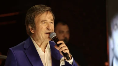 Erol Evgin Sahnesinde Gözyaşları Sel Oldu: Vefat Eden Dostlarına Şarkılarla Veda Etti