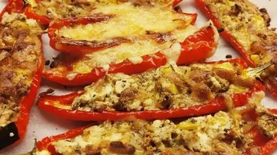 Bu Lezzet Kaçmaz! Fırında Peynirli Sandal Biber Tarifiyle Sofranızı Şölene Çevirin