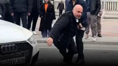 Aracın Önüne Yatmaya Çalışan Adam Ezilmekten Son Anda Kurtuldu