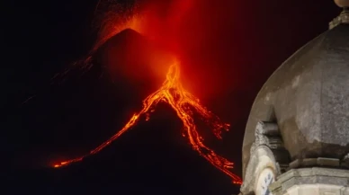Etna Yanardağı Patladı! Sicilya’da Gökyüzü Kül Bulutlarıyla Kaplandı