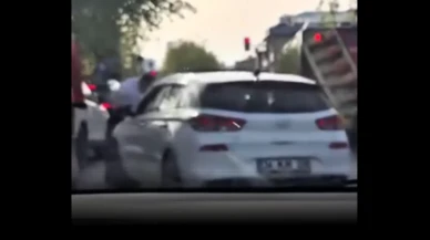 Trafikte Tartıştığı Adamı Kaputta Sürükledi: Olay Anı Başka Bir Aracın Kamerasına Yansıdı