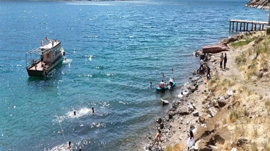 Denizcilik Bayramı Van Gölü’nde Kutlandı: 50 Kişi Temiz Su İçin Yüzdü