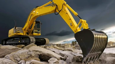 Bayrampaşa’da Toprak Kayması: İş Makinesi Devrildi, Operatör Sağ Kurtuldu