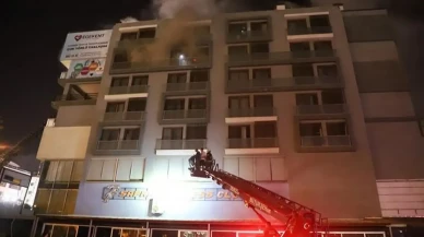 Hürriyet Caddesi’nde Çatıda Yangın: Mahalle Sokağa Döküldü