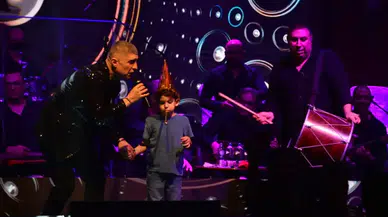 Özcan Deniz çocuklarla dans etti