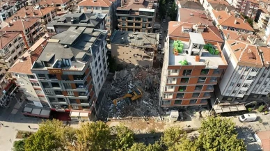 İstanbul’da Boşaltılan 5 Katlı Apartman Yıkım Anında Çöktü: Çevre Binalar Zarar Gördü