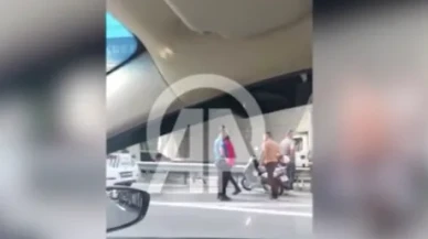 Esenler’de tehlikeli şerit değişimi: Otomobilin motosiklete çarpma anı kamerada