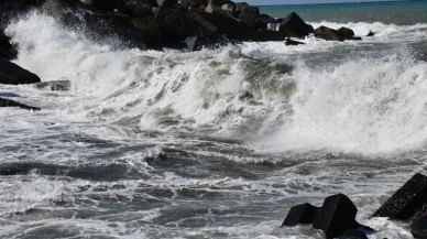 Karadeniz kabardı: Düzce’de 3 metrelik dalgalar sahilleri vurdu