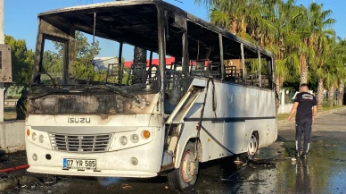 Antalya’da park halindeki midibüs alev alev yandı