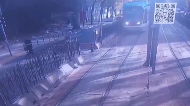Kabataş’ta kırmızı ışık ihlali kazayla sonuçlandı: Tramvay yayaya çarptı
