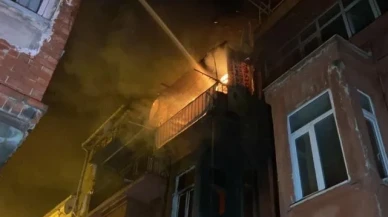 Çorum’da 3 katlı bina alev alev yandı: Evdeki çift dumandan etkilendi