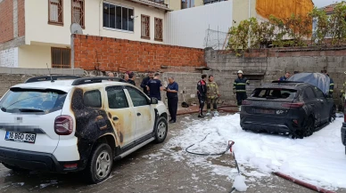 Park halindeki otomobilde çıkan yangın 2 araca daha sıçradı