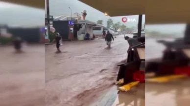 Fethiye'yi sel bastı turistler çılgınlar gibi eğlendi