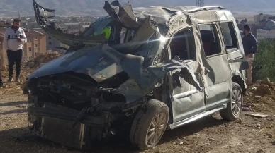 Hakkari’de virajı alamayan otomobil devrildi: 1’i ağır 4 yaralı