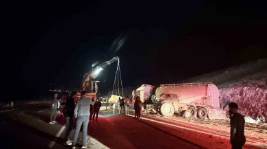 Iğdır-Doğubayazıt yolunda traktör ile kamyon çarpıştı: 3 yaralı