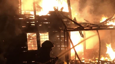 Gece yarısı alevler yükseldi: Ordu’da iki katlı ahşap ev kül oldu!