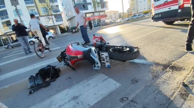 Servis minibüsü ile motosiklet çarpıştı: 1 ağır yaralı