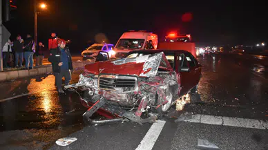 Sakarya D-100’de dehşet anı: Servisle çarpışan otomobilin sürücüsü yaralıları bırakıp kaçtı!