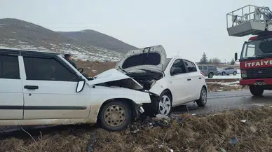Kayseri'de iki araç kafa kafaya çarpıştı! 5 öğretmen yaralı