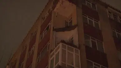 Sağanak felaketi getirdi...Binanın balkonu bir anda çöktü!