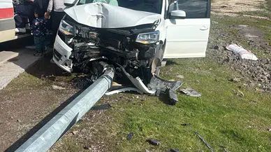 Kocaeli’de şiddetli çarpışma! Araç savruldu, elektrik direğine saplandı