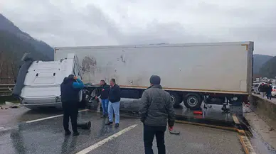 Sakarya'da çekici hafif hasar aldı, trafik ağır darbe yedi!